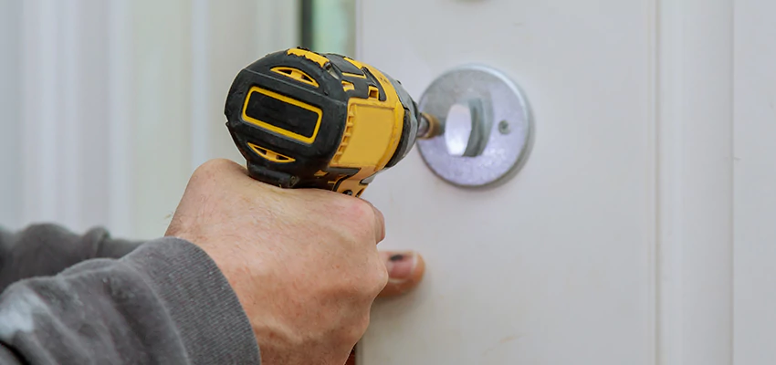 Street Locksmith For Smart Lock Repair in Highland Park